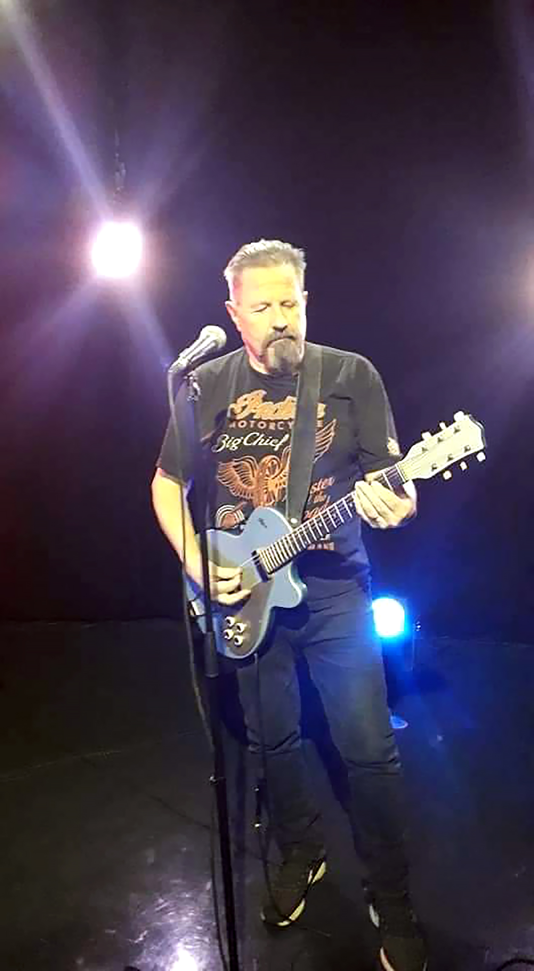 Simon Ådahl spelar elgitarr.