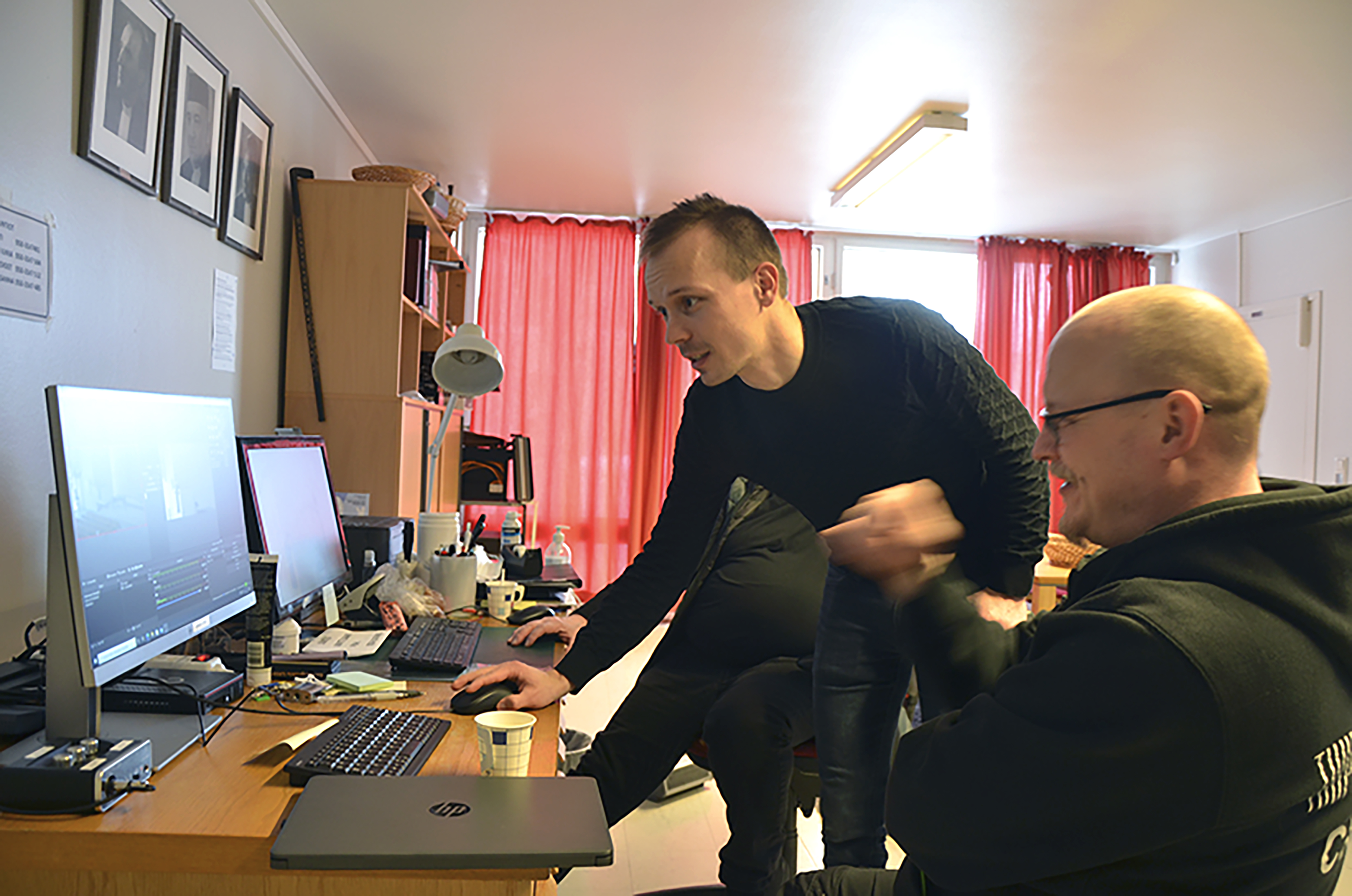 Fastighetschef Veli-Matti Raappana (t.v.) testade strömningarnas bildvinklar med Mikko Mäki.