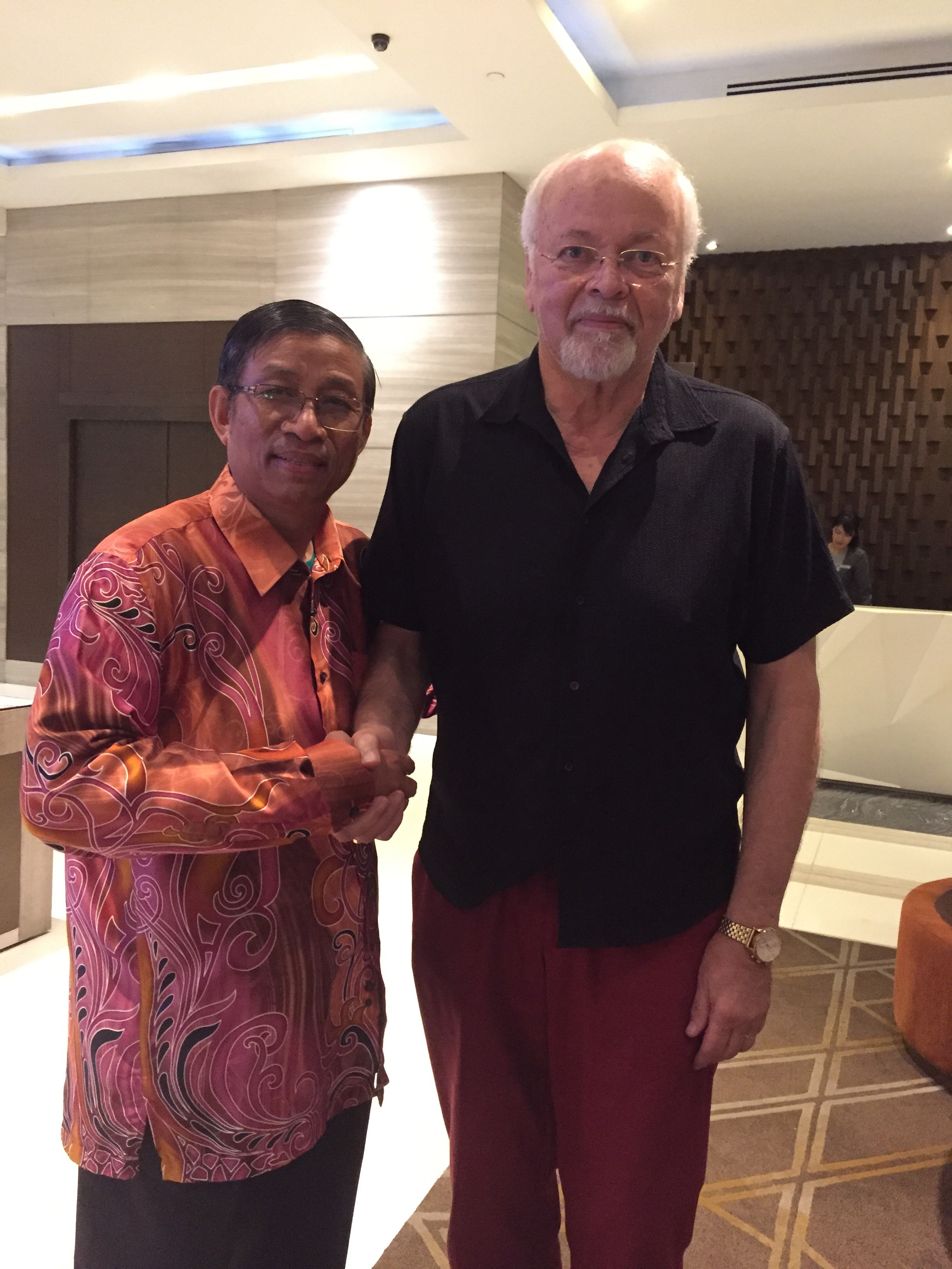 Johan Candelin tillsammans med grundaren av den lutherska kyrkan i Burma, biskop Andrew Mang Lone. 