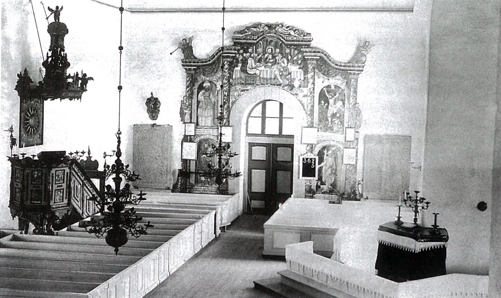 En gammal bild av Sockenkyrkans interiör.