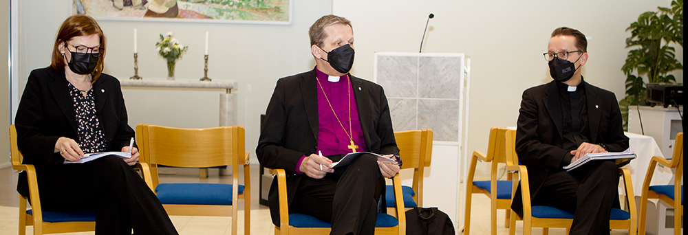 Piispantarkastuksessa Mari Aalto, piispa Jukka Keskitalo sekä Heikki Nissinen.