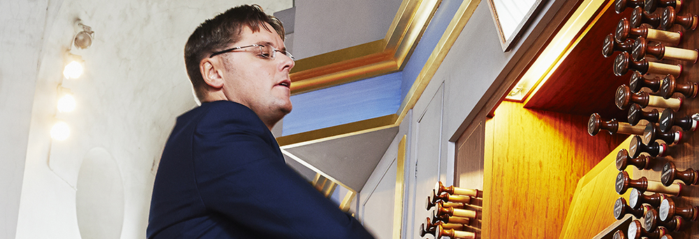 Markus Wargh spelar på orgel.