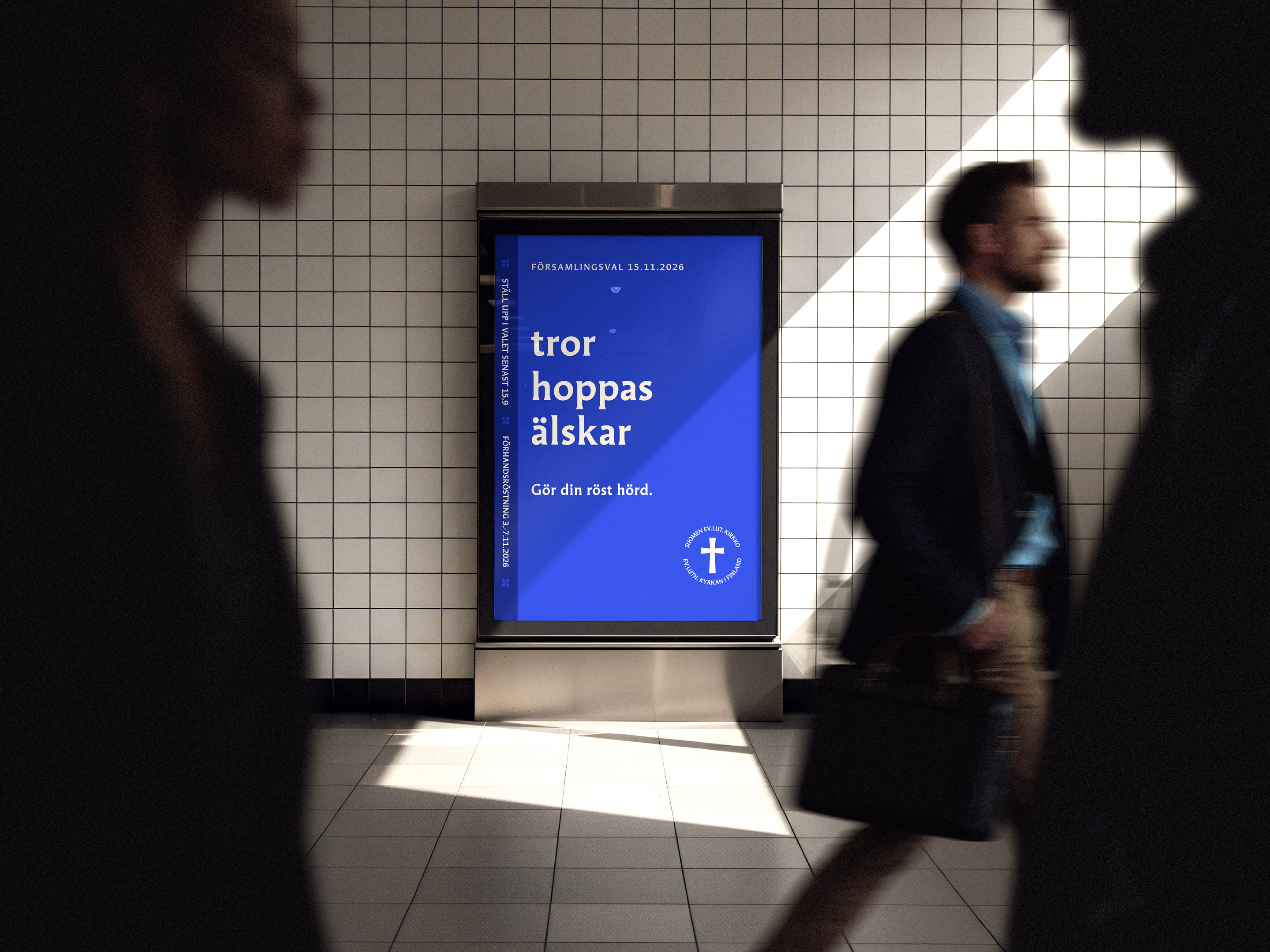 människor går förbi en valaffisch.