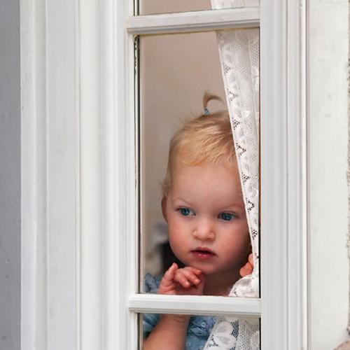 Barn i fönster.