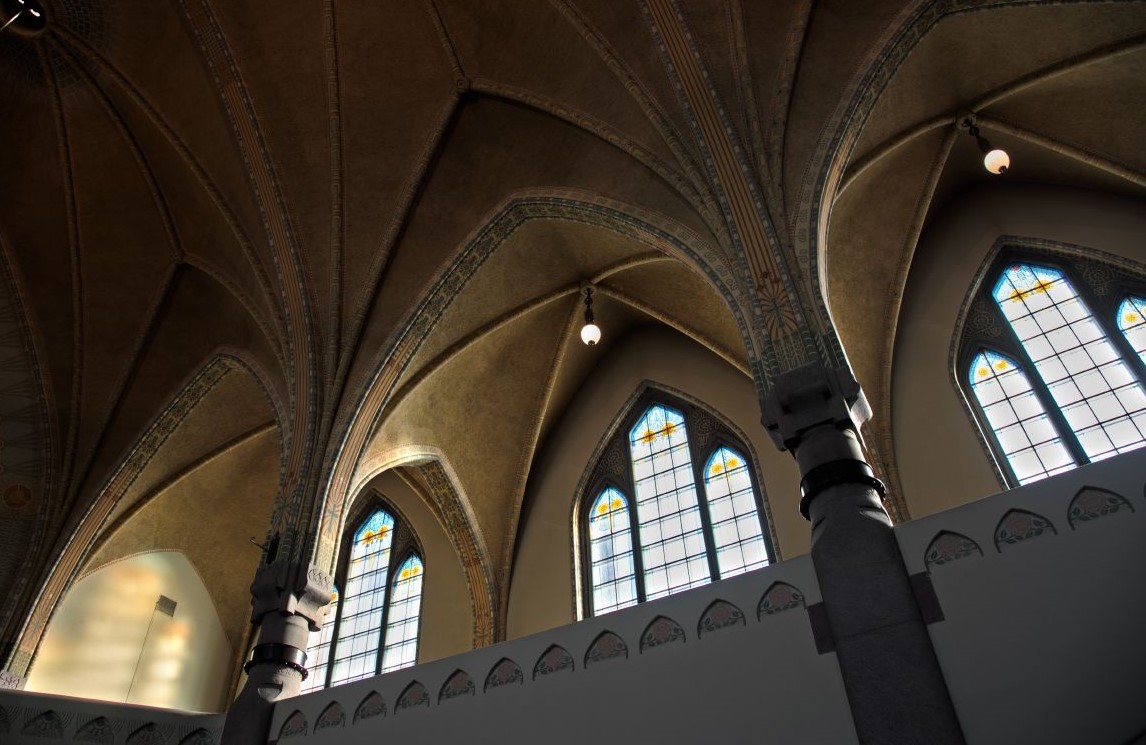 Ljus flödar in i den gamla kyrkan genom de gotiska fönstren.