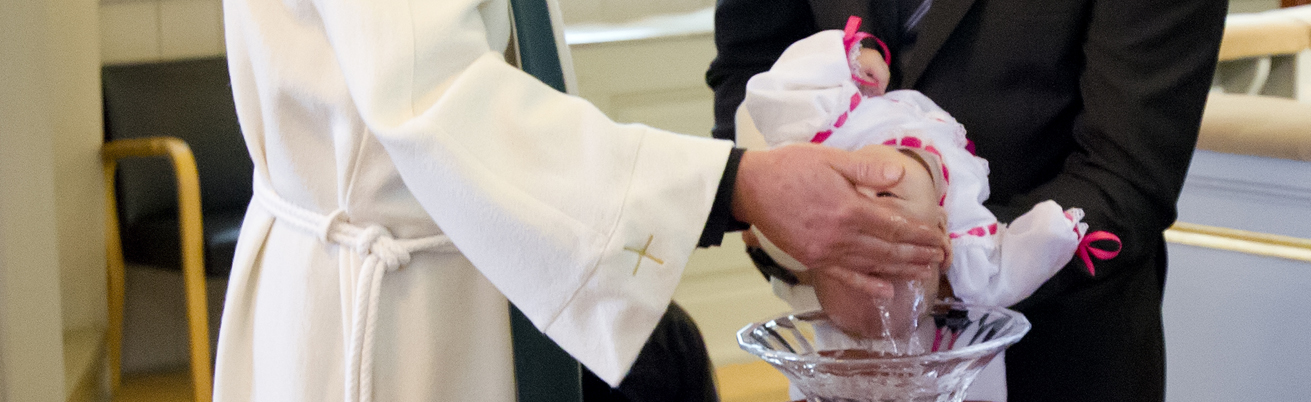 Prästen sätter vatten på det döpta barnets huvud.