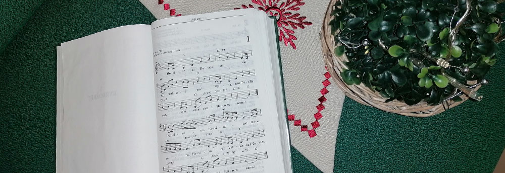 En öppen psalmbok. Psalm 1 Hosianna.