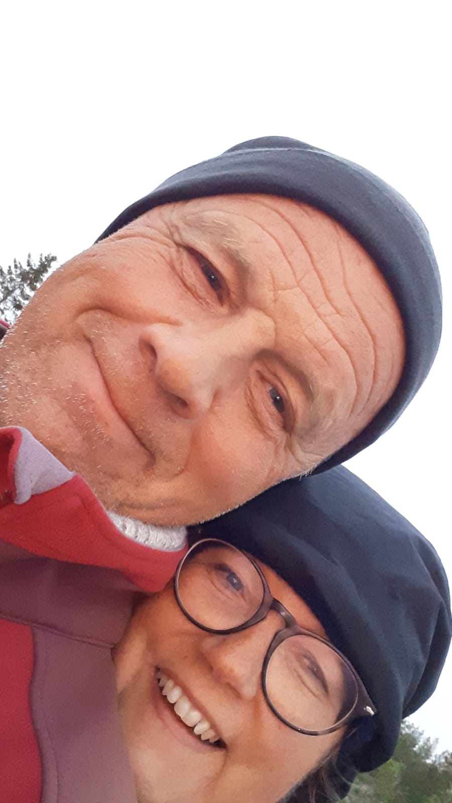 Leena och Daniel Brunell kikar in i kameran.
