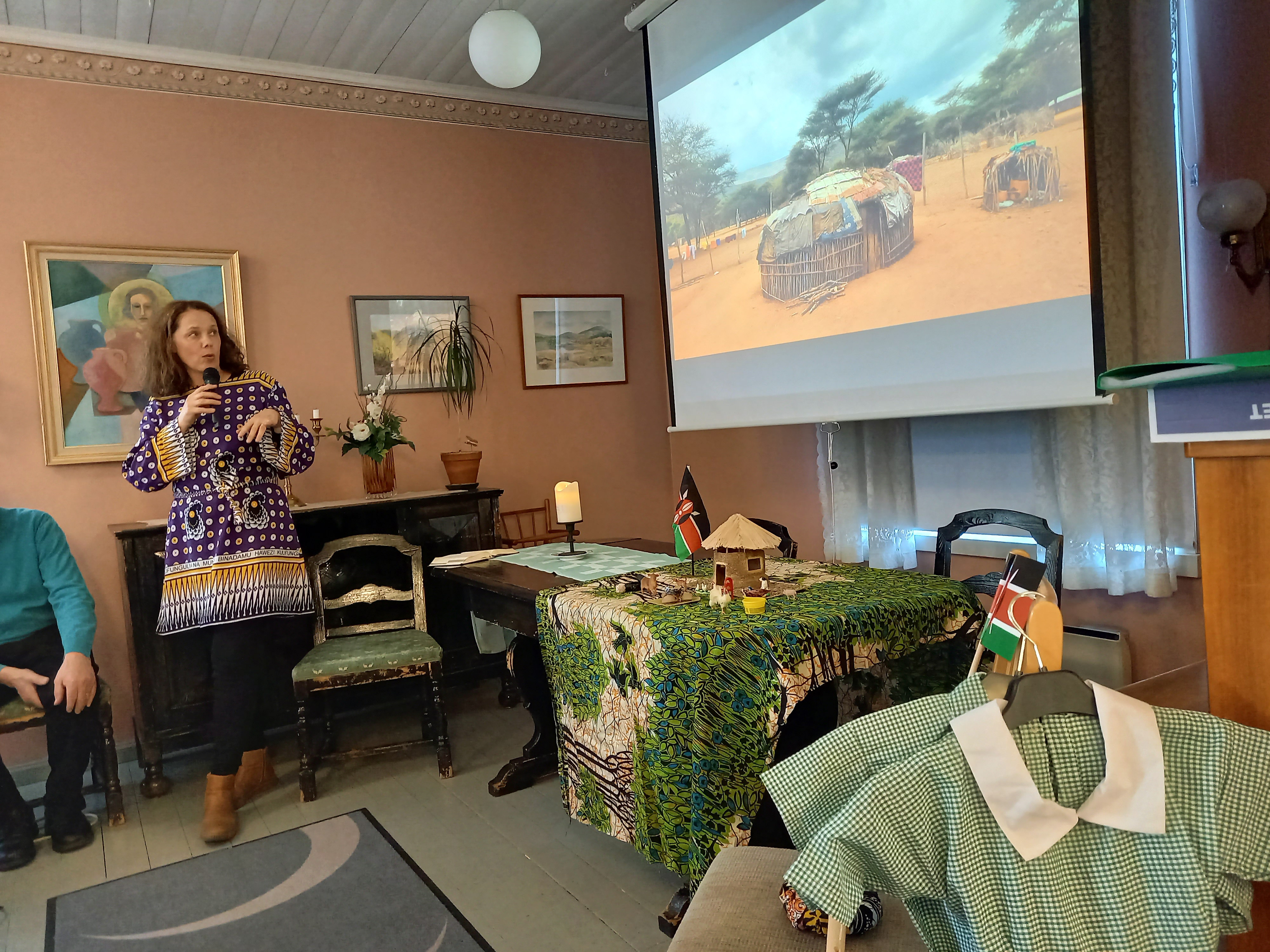 Marja Ochieng berättar och visar bilder under ett evenemang i Missionsstugan.