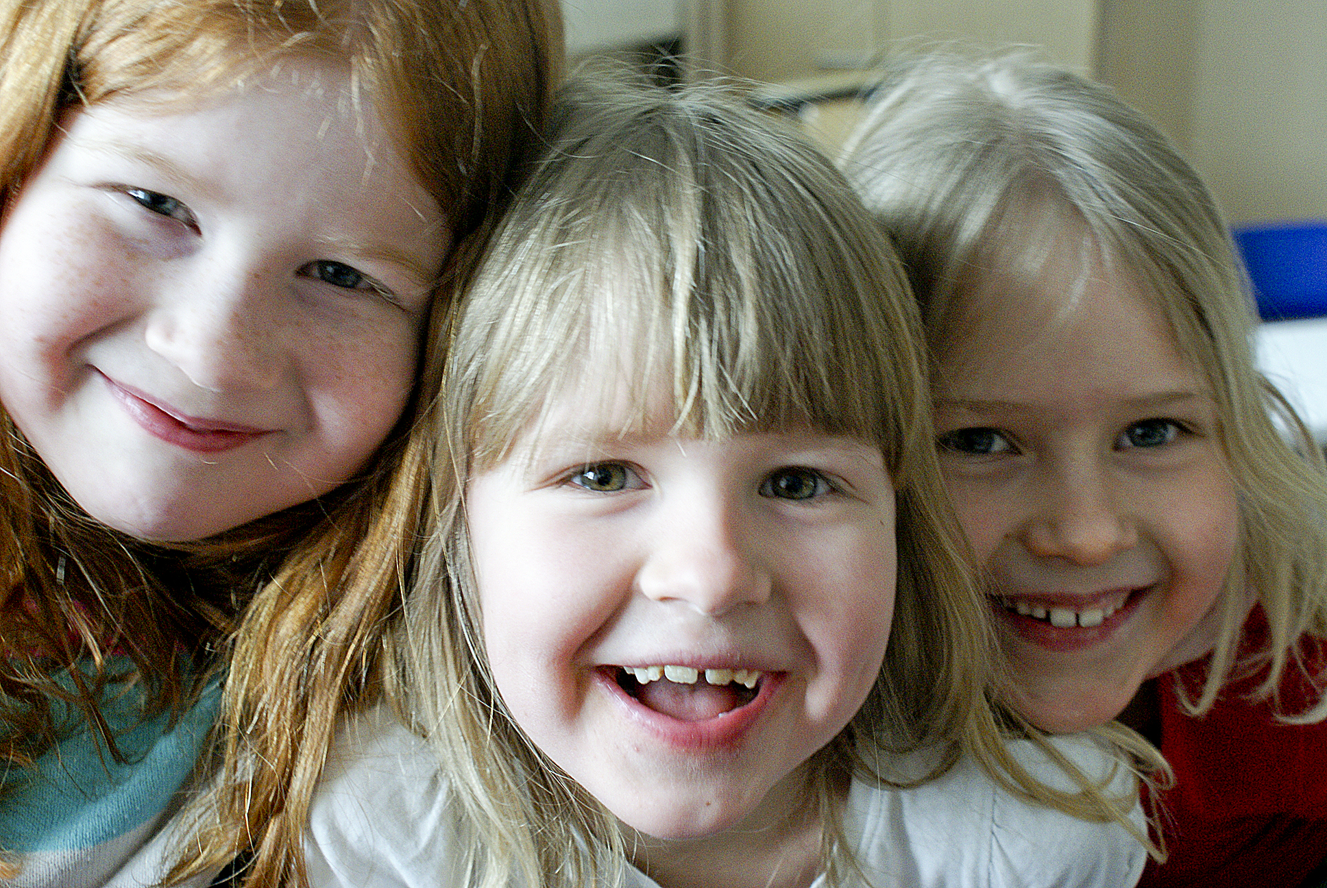 Tre små glada flickor.