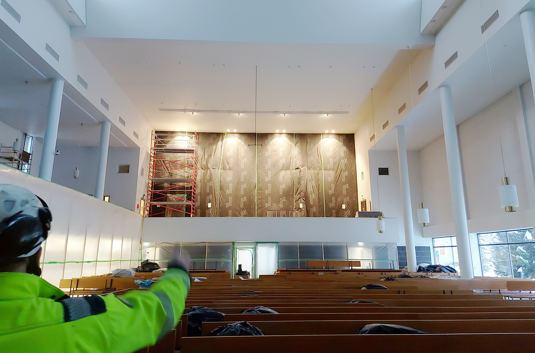 Inne i kyrkan finns fortfarande byggnadsställningar och ytorna är täckta med skyddsplast.