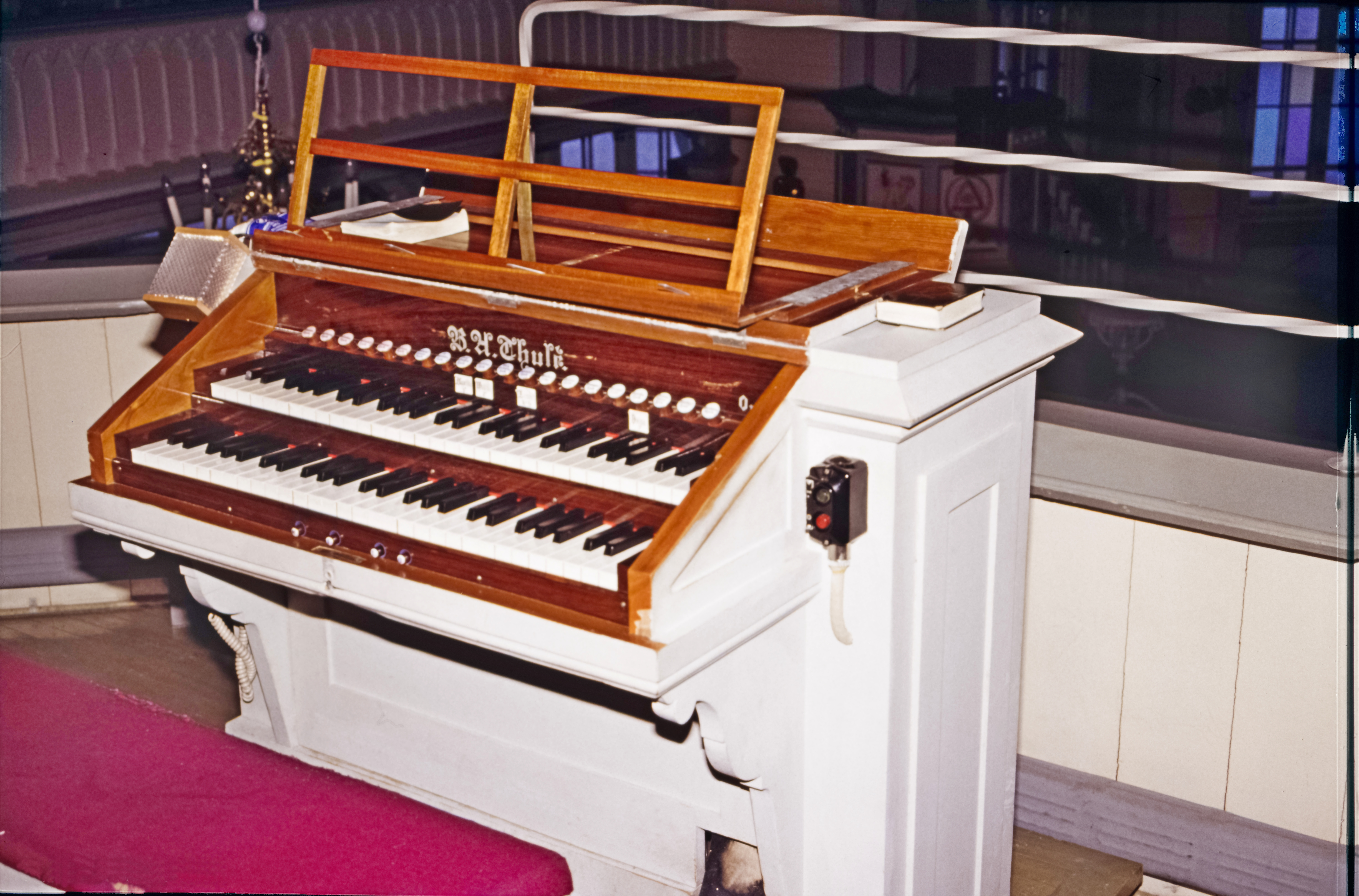 Kelviå församlings gamla, vita orgel.