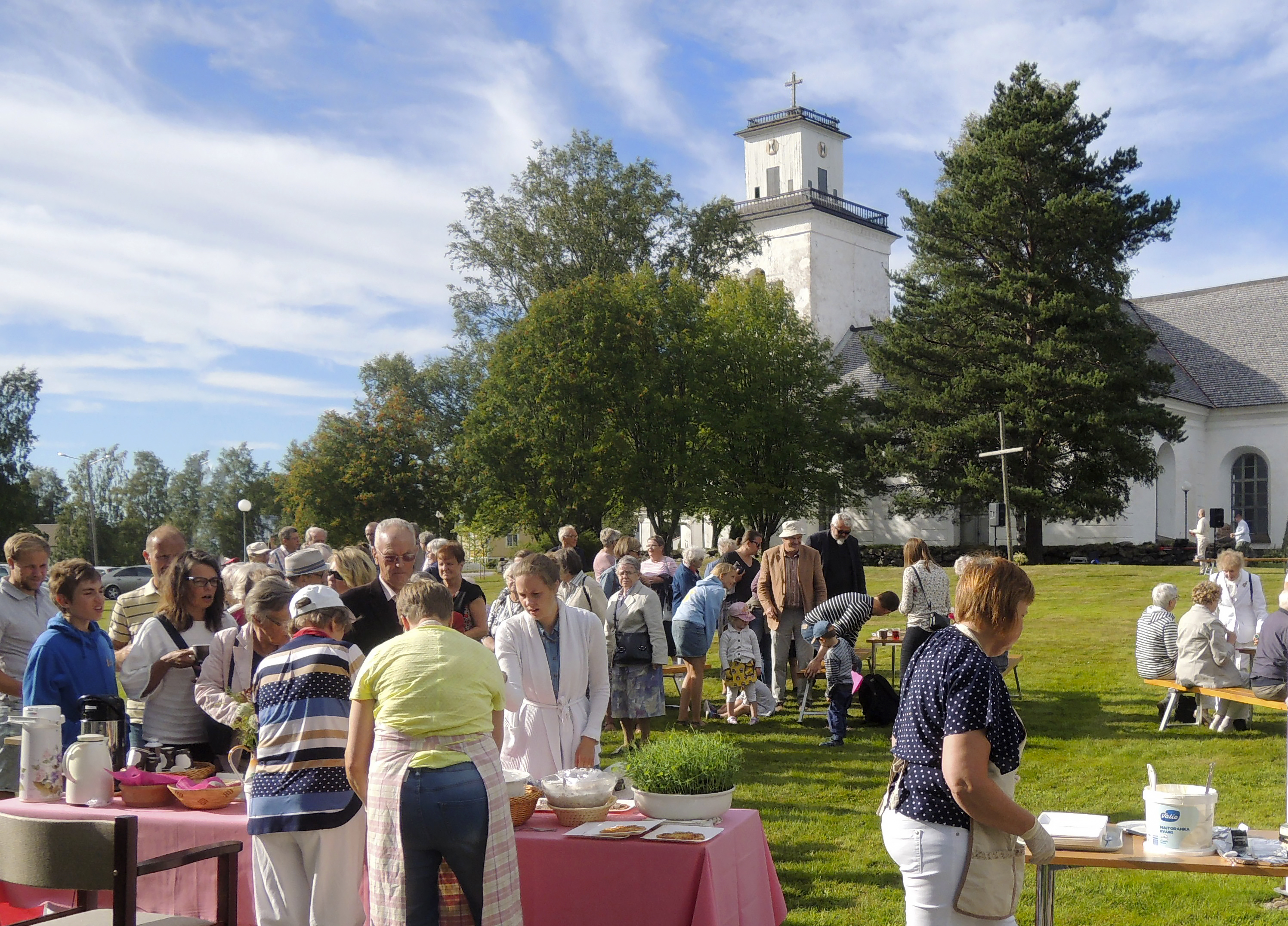 Friluftsgudstjänst arrangeras för fjärde året i följd vid Karleby sockenkyrka. Efter gudstjänsten är det våffelförsäljning till förmån för församlingens projekt i Lettland. Foto: Esa Tiainen