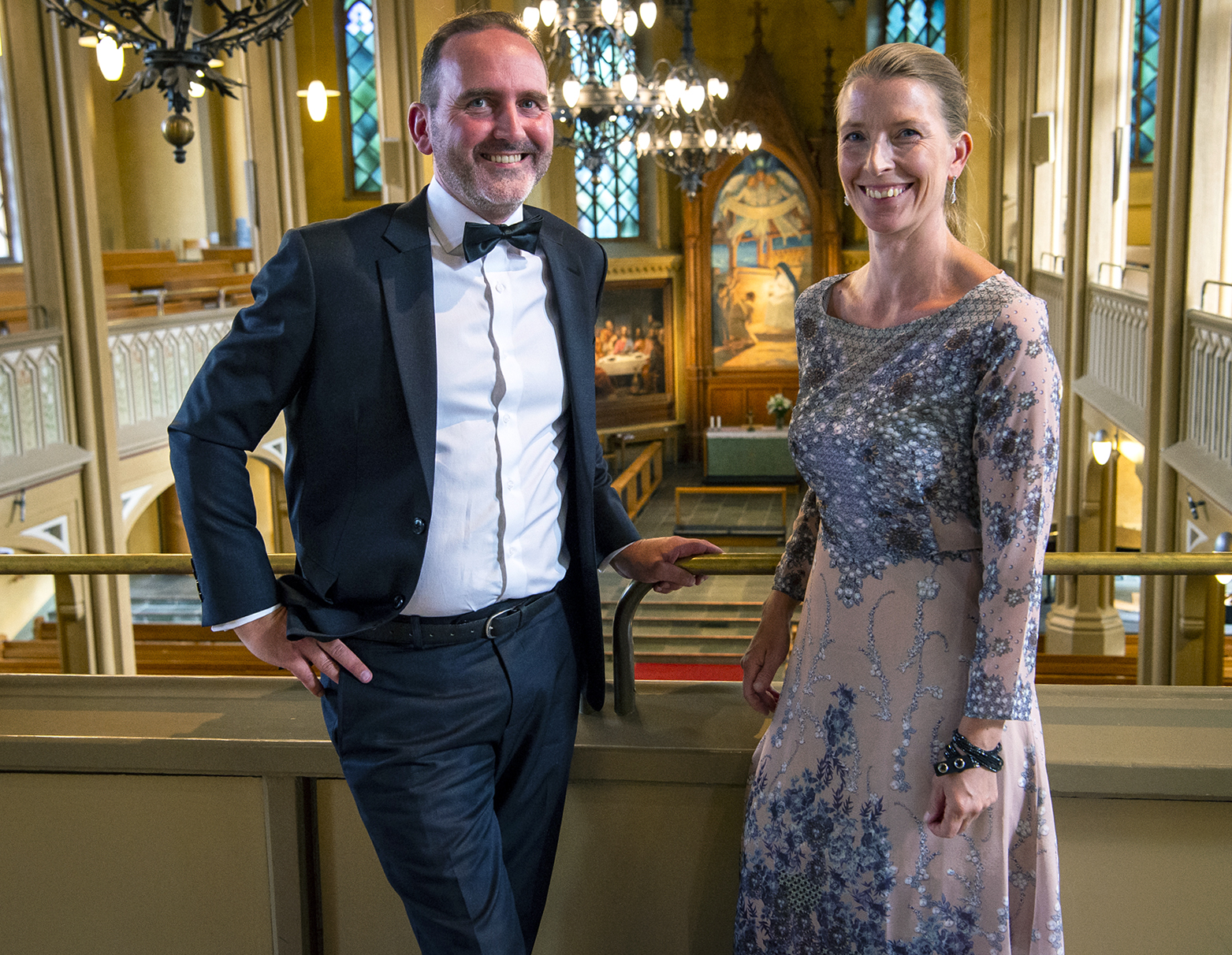 Man och kvinna på orgelläktaren.