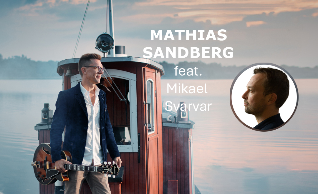 Mathias Sandberg står på en båt och håller en gitarr i ena handen. Mikael Svarvar är inklippt i bilden.