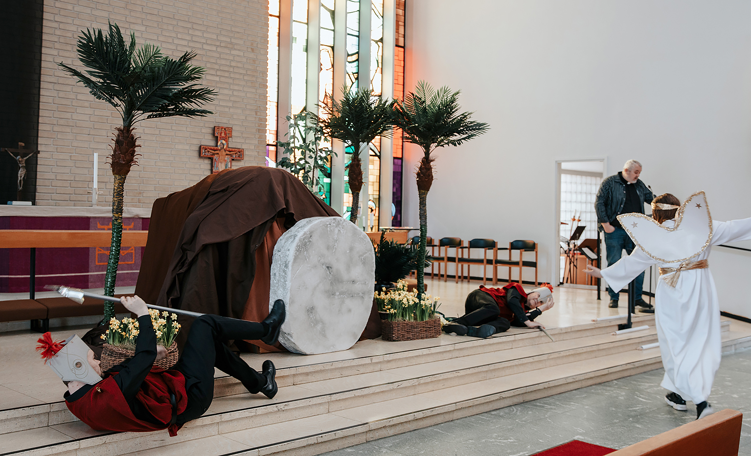 Soldaterna som vaktar Jesu grav faller omkull av skräck i påskvandring i Gamlakarleby stadskyrka.