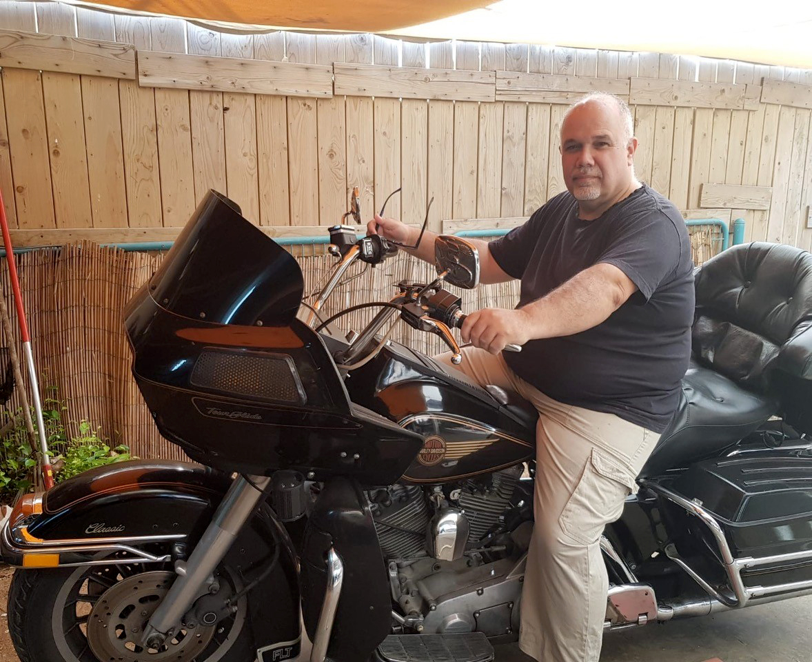 Rafi Shimon sittande på sin Harley Davidson -motorcykel.