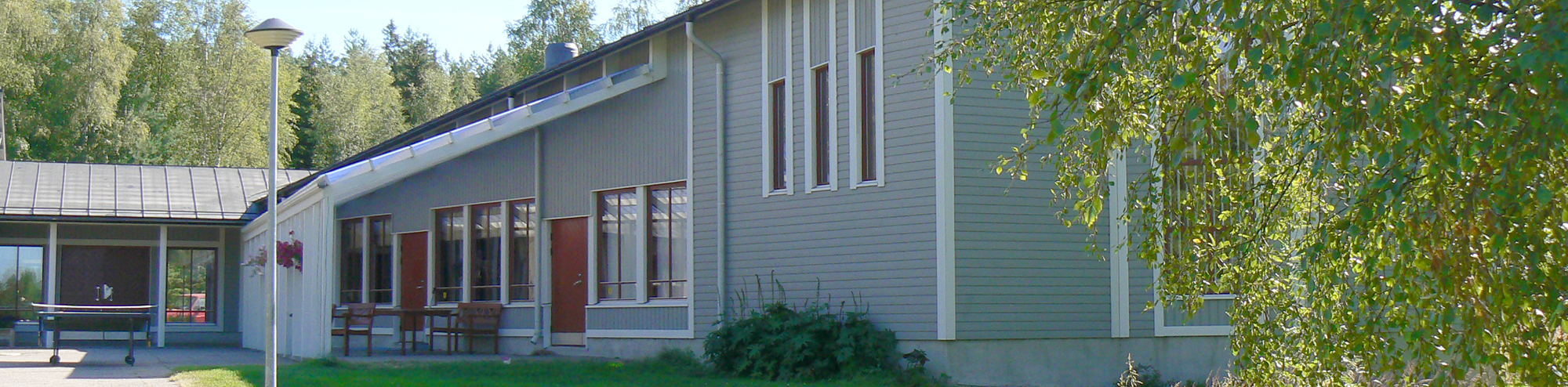 Kalvholmens lägercentrums gröna huvudbyggnad.