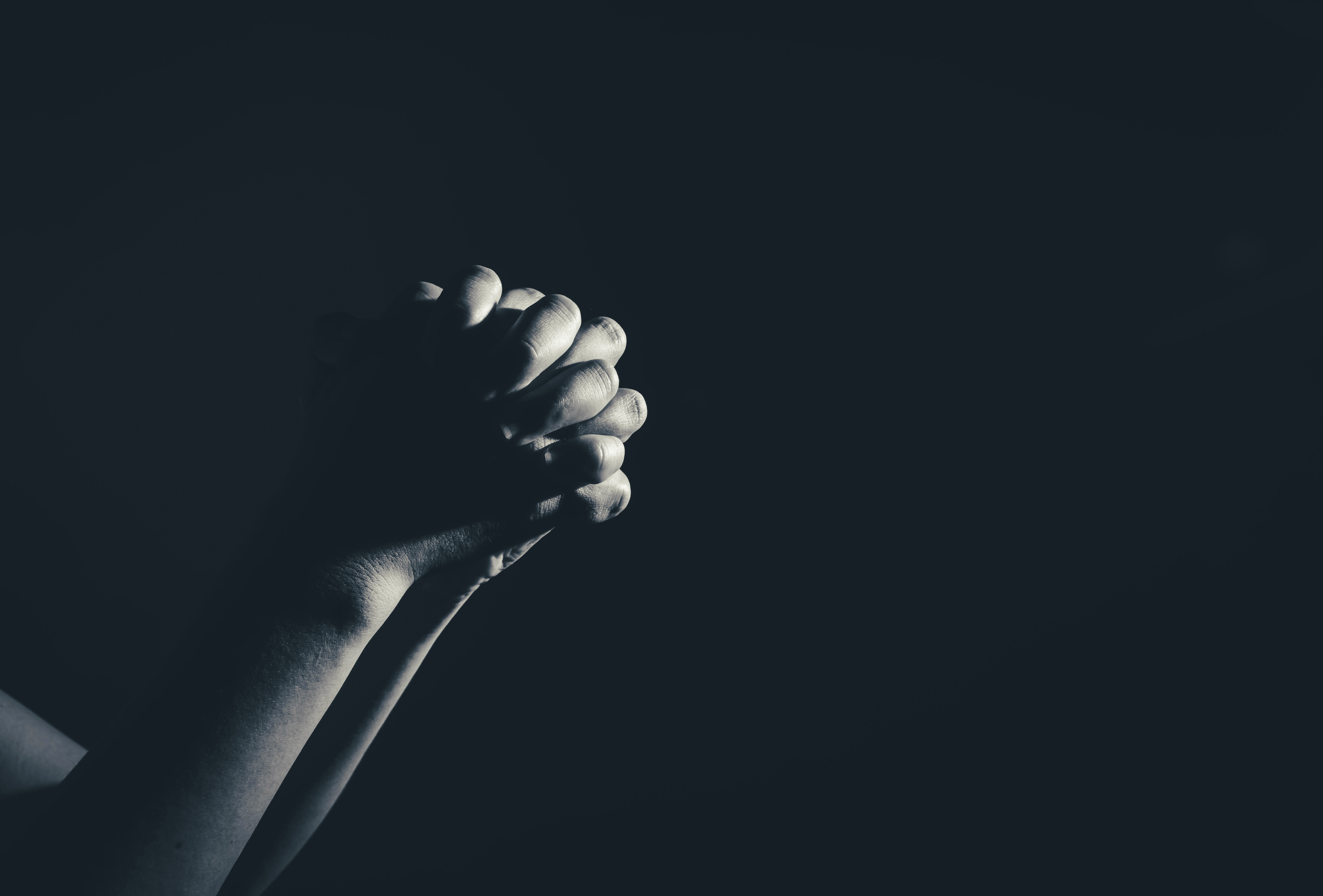 Hand som ber.