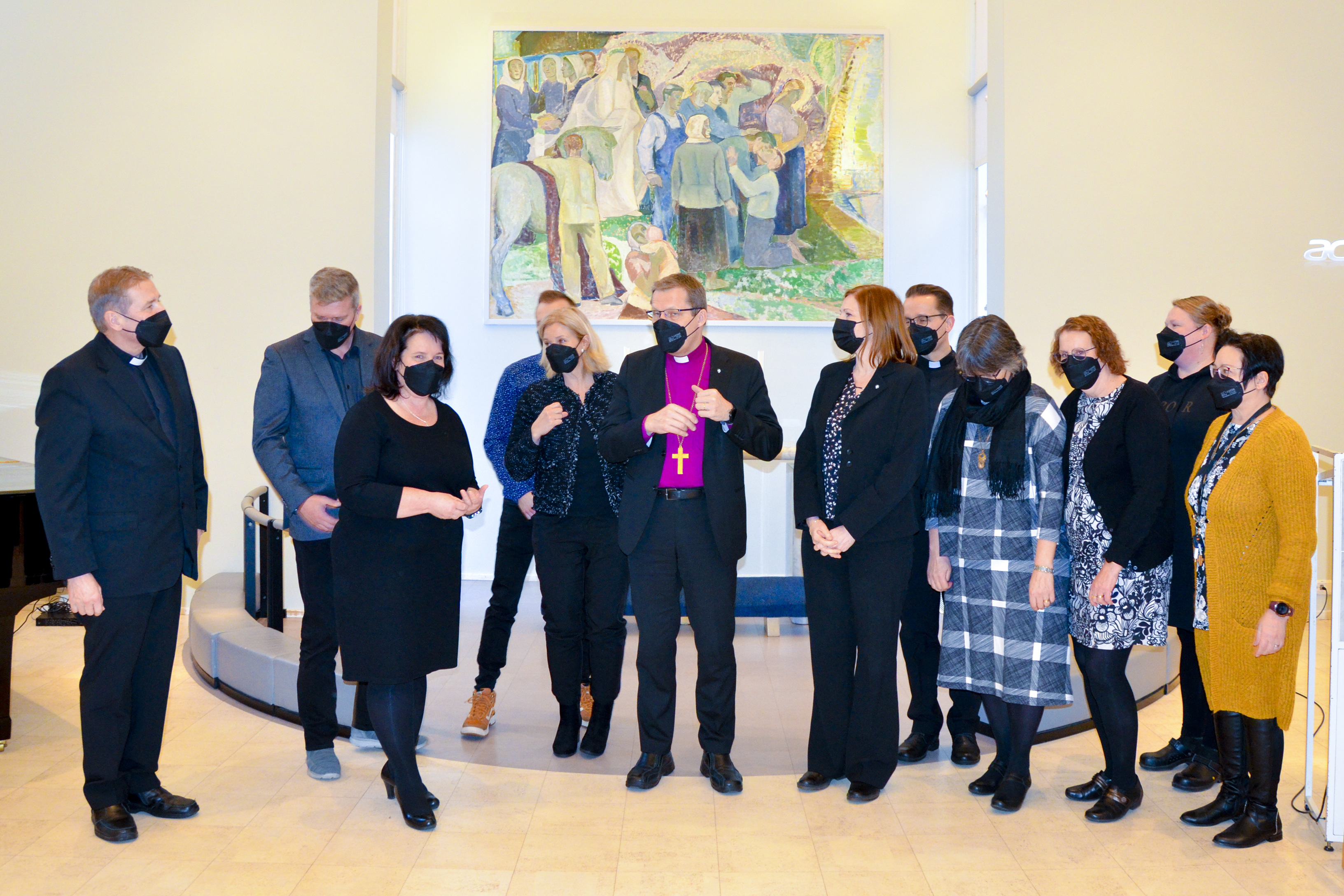 Biskop Jukka Keskitalo med kyrkliga samfällighetens arbetare.