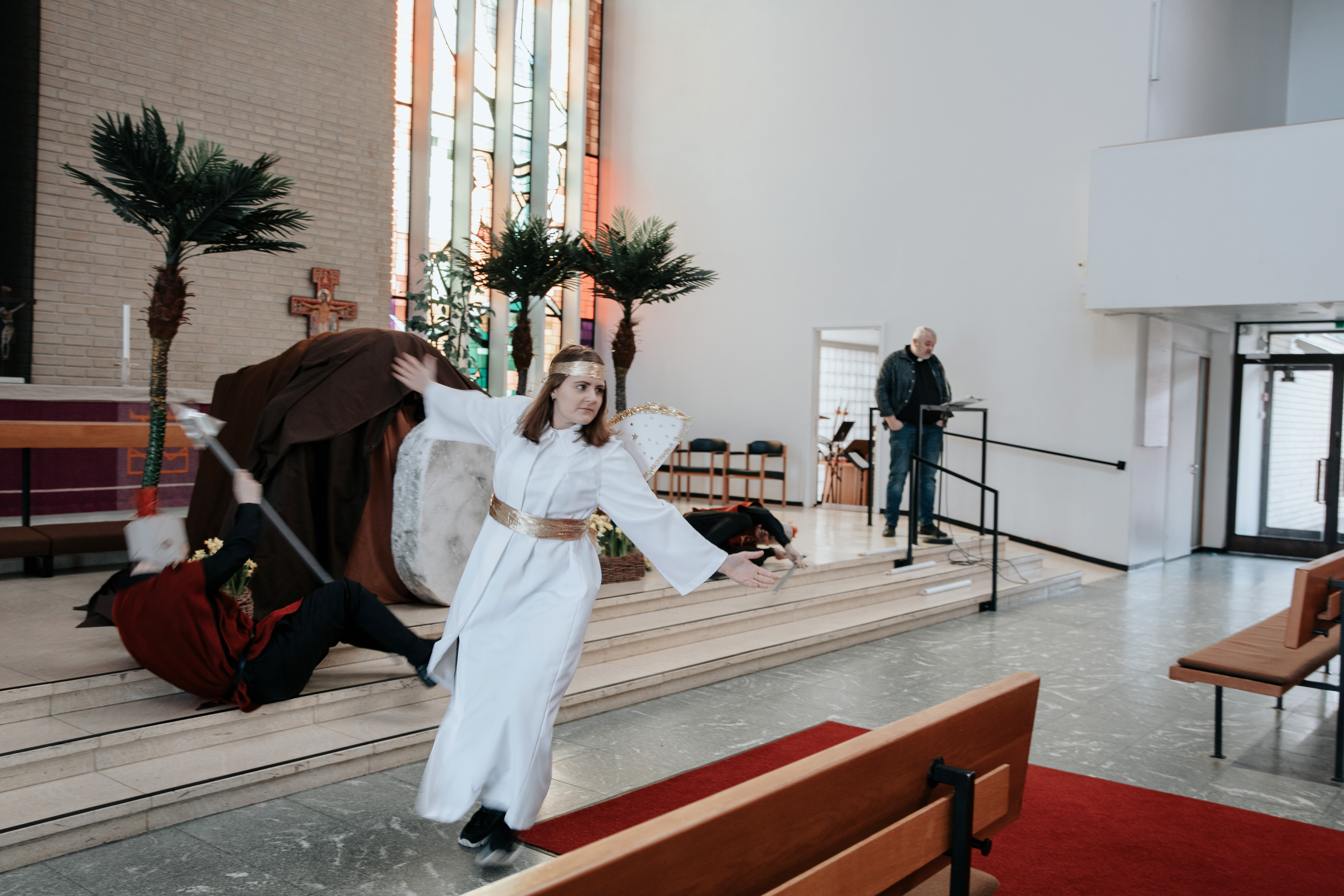 En ängel svävar framför graven.
