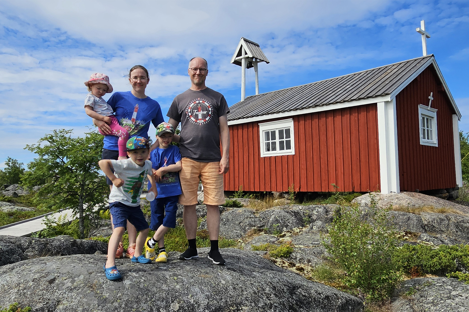Familjen Karekallas på klipporna framför Tankar kyrka.