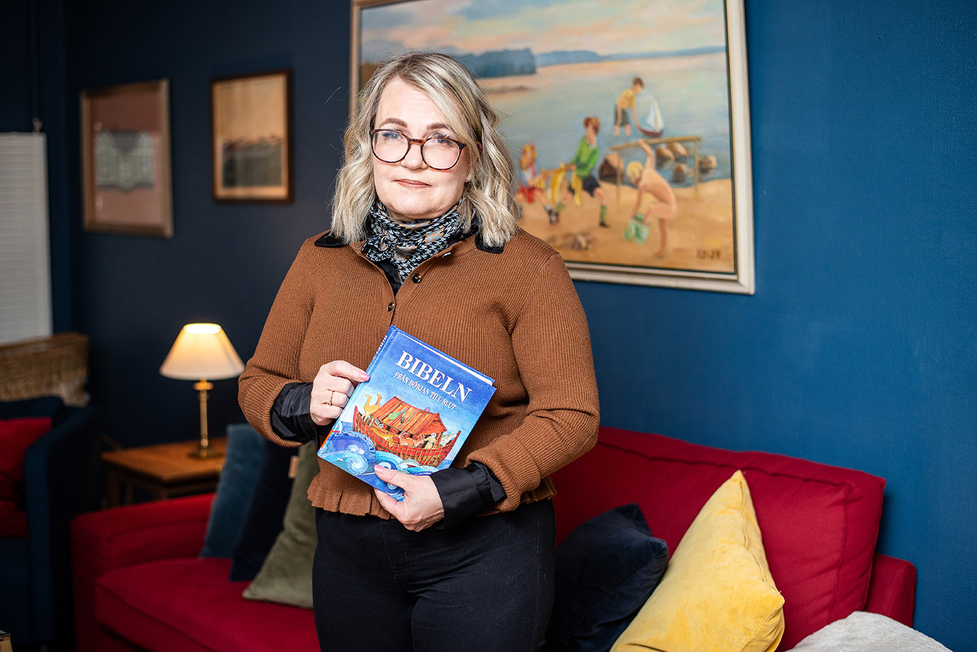 Verksamhetsledare Katja Liimatta står med en barnbibel i händerna.