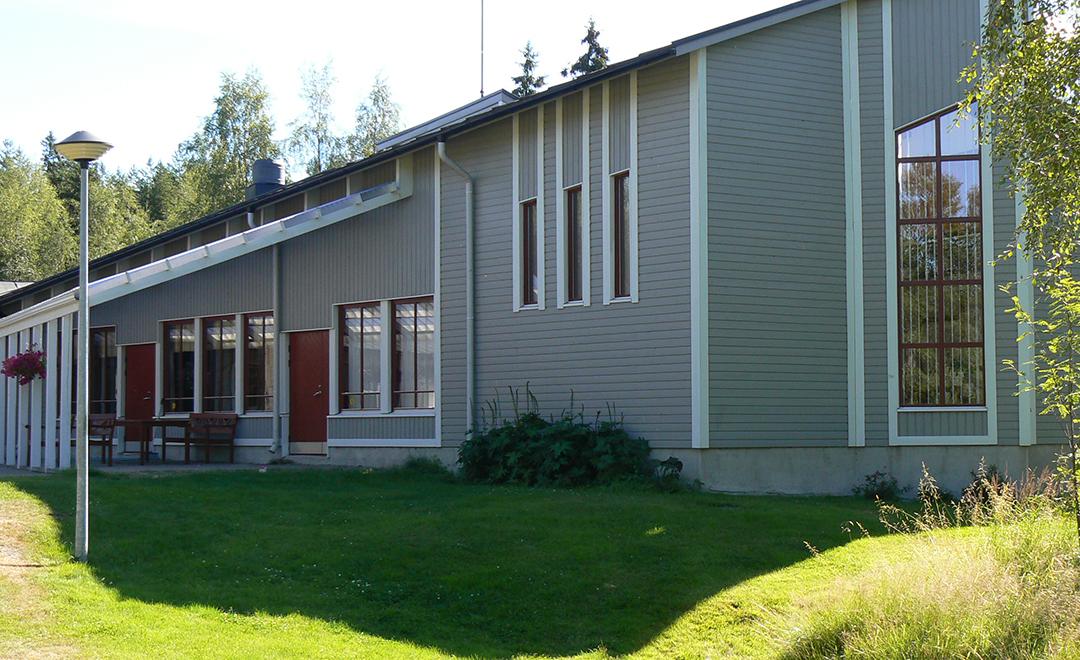 Kalvholmens lägercenters gröna huvudbyggnad.