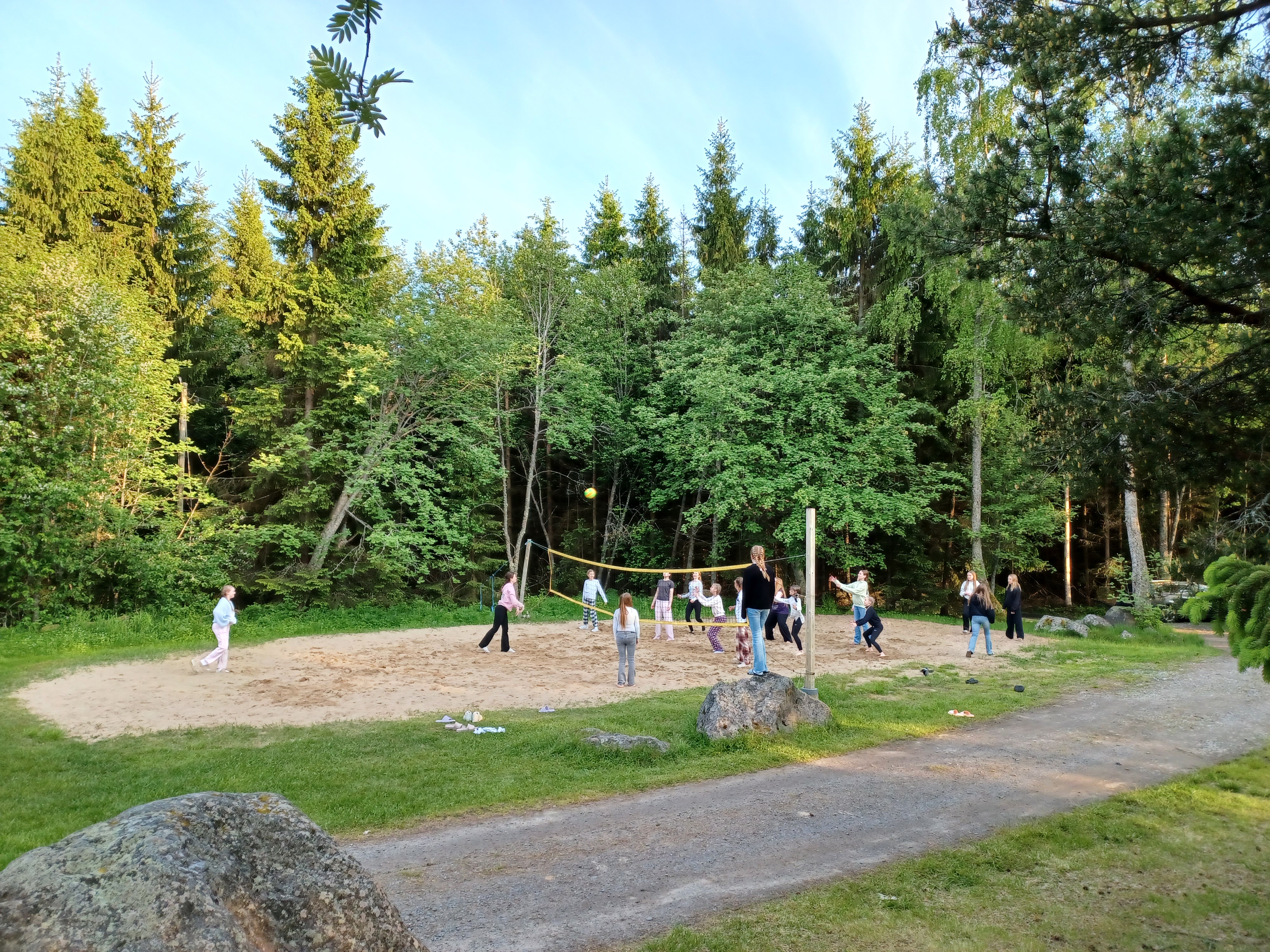 Barnen spelar volleyball.